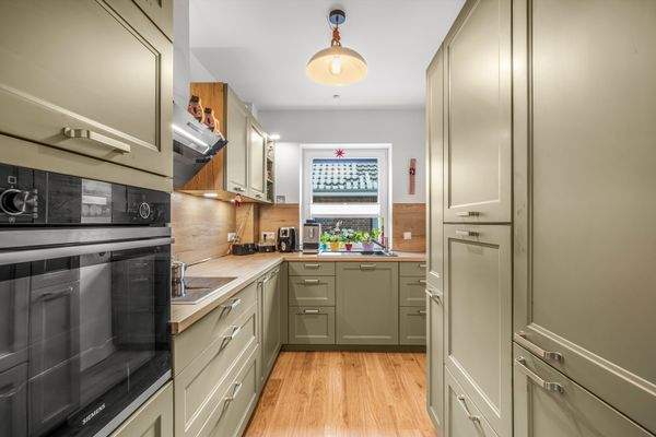 Geschlossene Küche mit hochwertiger, voll ausgestatteter Einbauküche