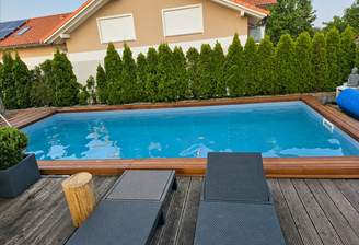 Pool mit Holzdeckeinfassung