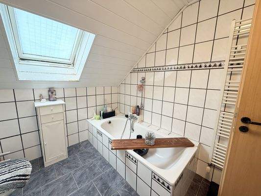 Bad im Dachgeschoss (vordere Doppelhaushälfte)