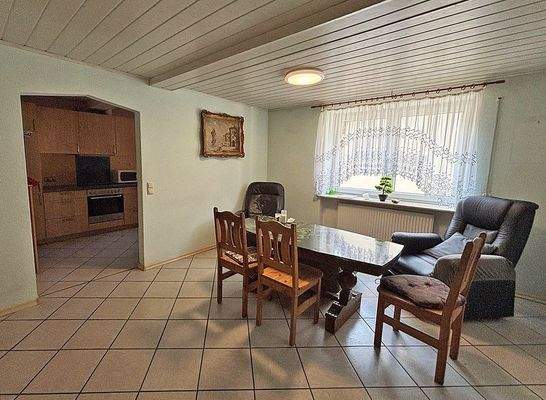 Esszimmer mit Zugang zur Küche im Erdgeschoss