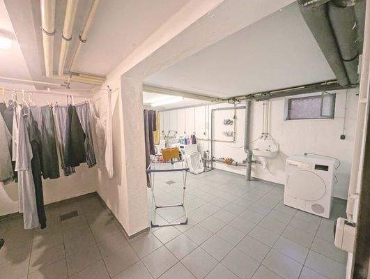 Wasch-Trockenkeller _123014183