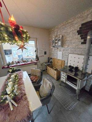 Esszimmer mit Deko-Stangenofen