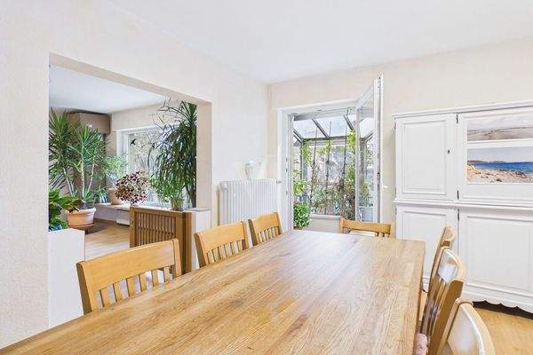 Essbereich mit Wintergarten