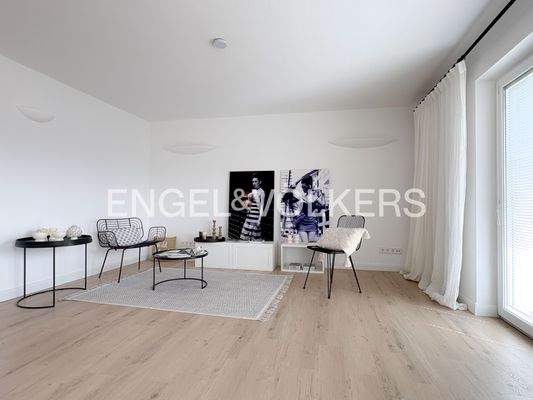 Helles Wohnzimmer mit Balkonzugang