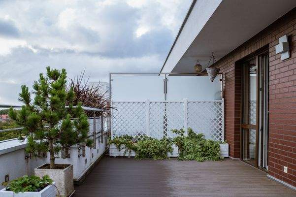 10. Die 31 m² große Terrasse im OG.jpeg