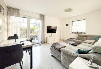 Heller Wohnraum mit Zugang zur Terrasse