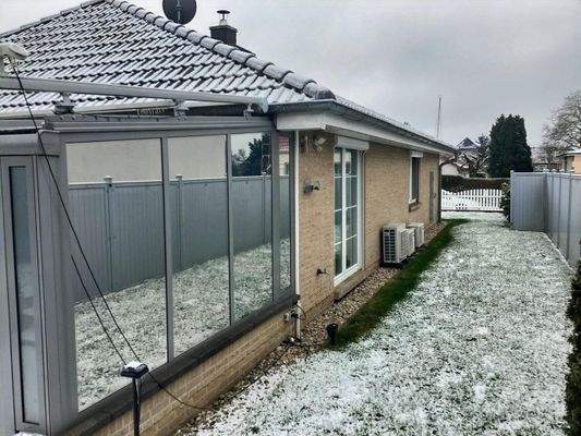 Seitenansicht links mit Klimaanlage