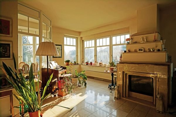 Wohnzimmer mit offenem Kamin