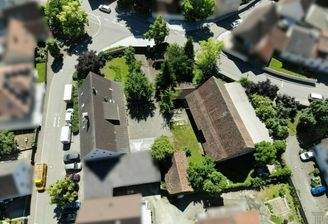 Vogelperspektive zeigt Grundstück samt Gebäude