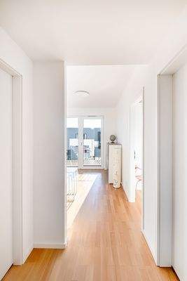 Flur mit Blick ins Wohn- und Esszimmer