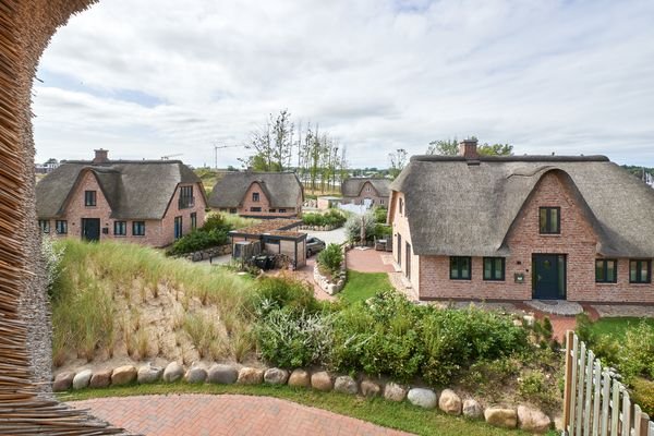 Haushälfte unter Reet mit herrlichem Schleiblick