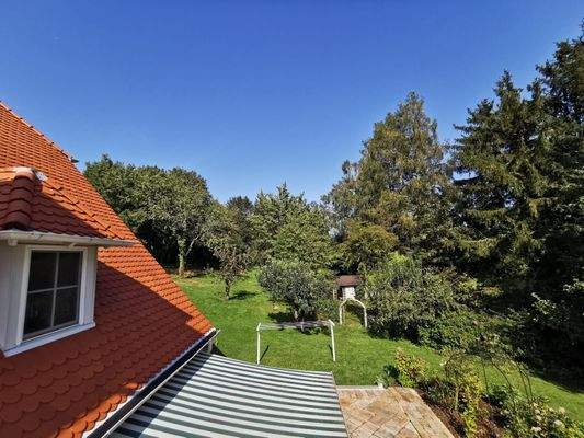 Aussicht von der Terrasse auf den gepflegten Garten mit idyllischem Baumbestand
