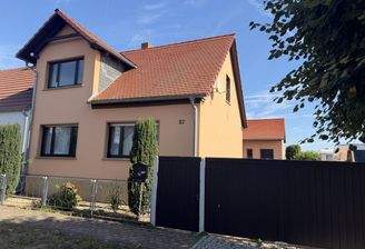 Vorderansicht mit Auffahrt