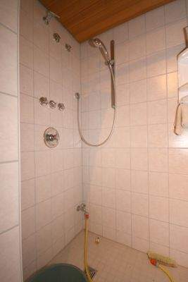 große Dusche mit Schwallbrause im Saunaraum