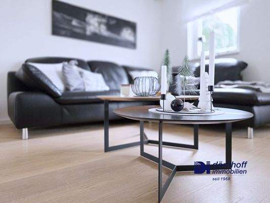 Wohnzimmer mit offener Küche