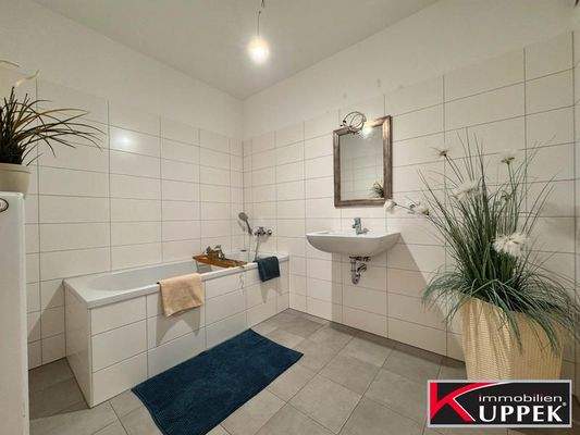 Bad mit Wanne und WM-Anschluss