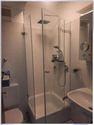 Bad mit Duschkabine
