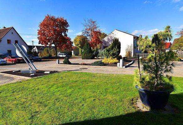 Mit hochwertiger Bepflanzung