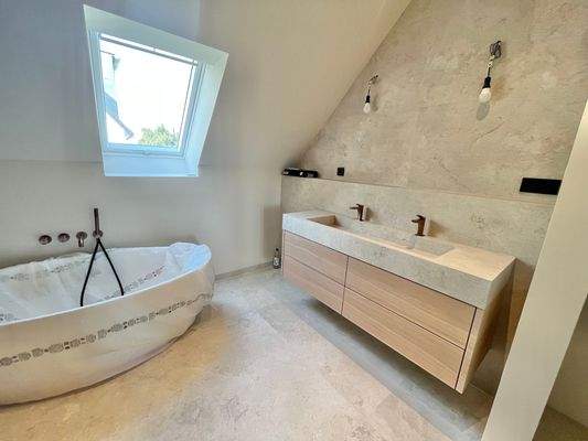 viel Licht und Raum im Badezimmer