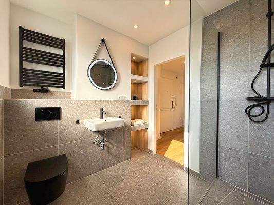 Badezimmer mit Dusche