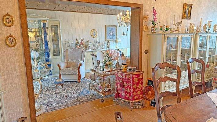 Essbereich mit Blick ins Wohnzimmer