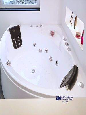Badezimmer mit Dusche und Eckwhirlpoolwanne