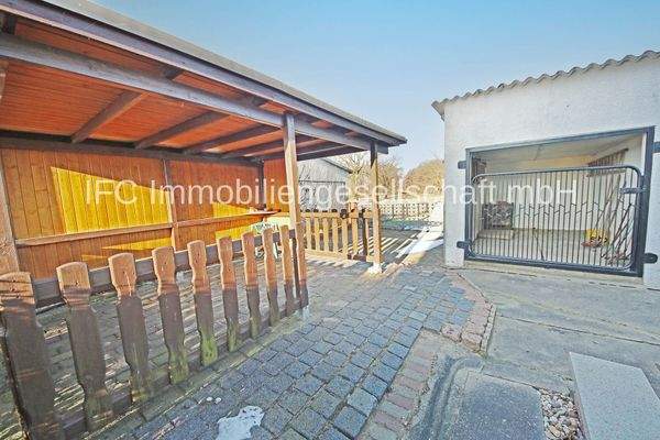 Hofbereich mit überdachte Terrasse und Zwinger