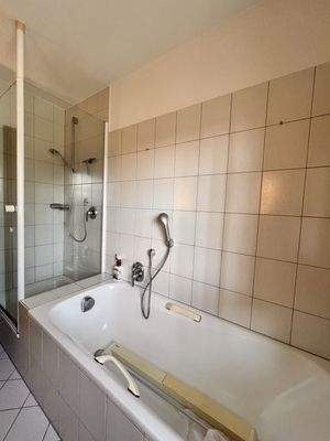 Bad mit Wanne und Dusche