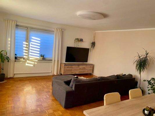 Wohnzimmer mit Zugang zum Balkon