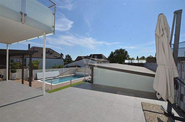 Hinteres Haus: Terrasse mit Blick in den Garten