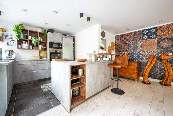 Stilvolle Wohnküche mit Kochinsel 