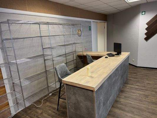 Verkaufstheke mit Regalen