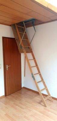 DG 2. Zimmer Treppe zum Spitzboden