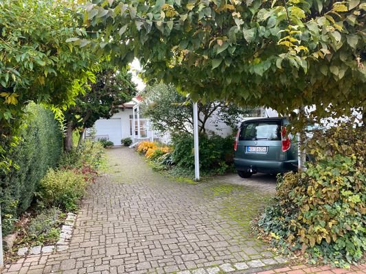 Einfahrt zur Garage und zum Carport