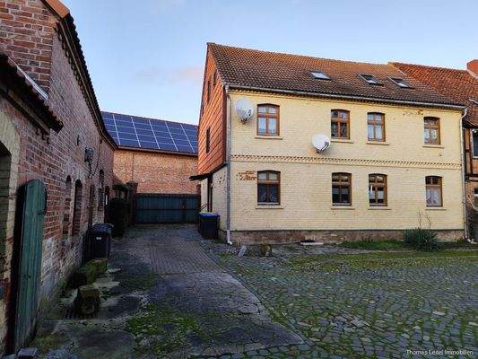 Sta, Einfahrt und Wohnhaus