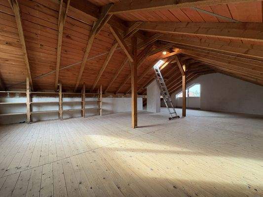 Ausbaubarer Dachboden