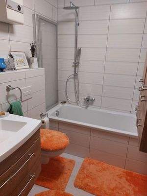 Badezimmer mit Möbel