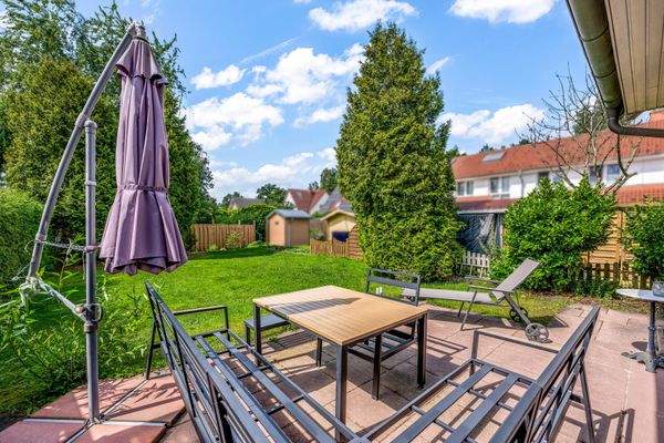 Terasse mit Blick in den Garten