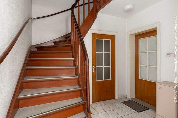 Eingang zur Hochparterre-Wohnung und Treppe zum 1. Obergeschoss