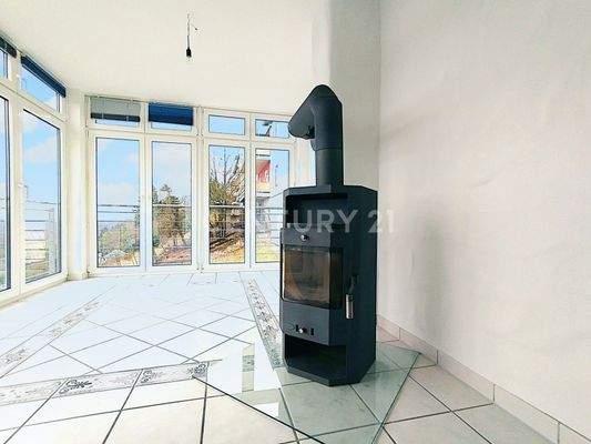 Der Wintergarten mit gemütlichem Kamin