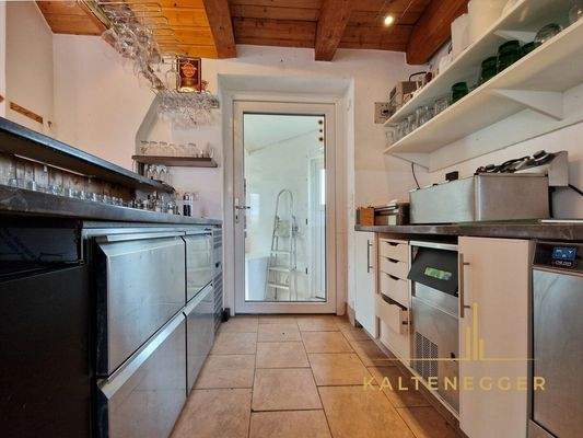 OG: Schank links und Küchenblock rechts mit Blick auf das Lager