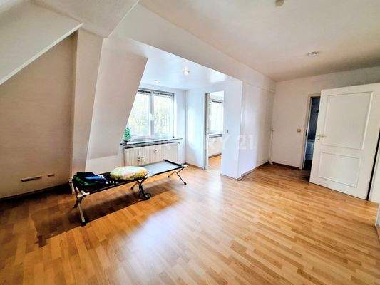 Schlafzimmer mit Zugang zum Ankleidezimmer und Badezimmer