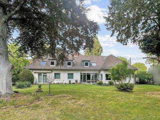 Hausansicht mit Garten