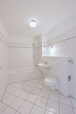 Bad mit Wanne und viel Platz