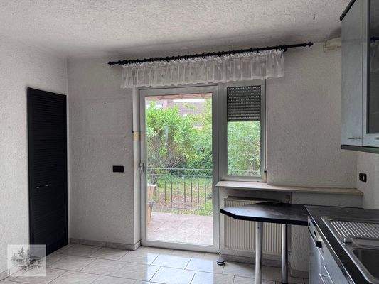 Küche mit Gartenzugang