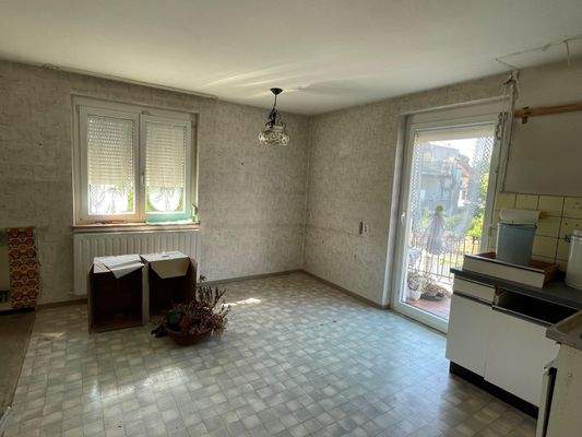 Küche im Obergeschoss mit Zugang zum Balkongang