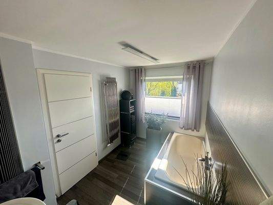 Badezimmer mit Wanne im DG