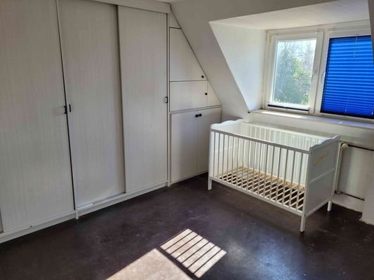 gemütliches Schlafzimmer DG mit Gaube und praktischen Wandschränken