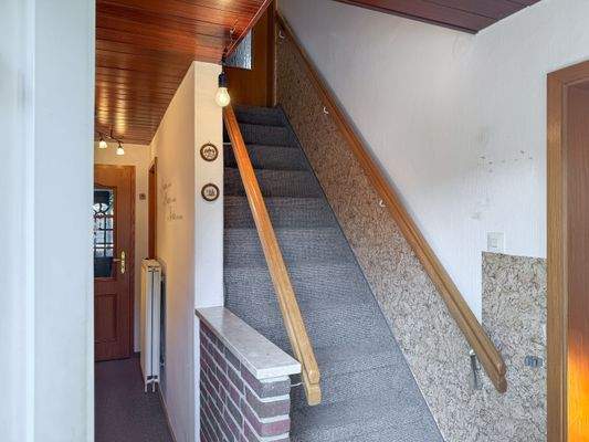 11. Eingang und Treppe zu dem Altbau.jpg