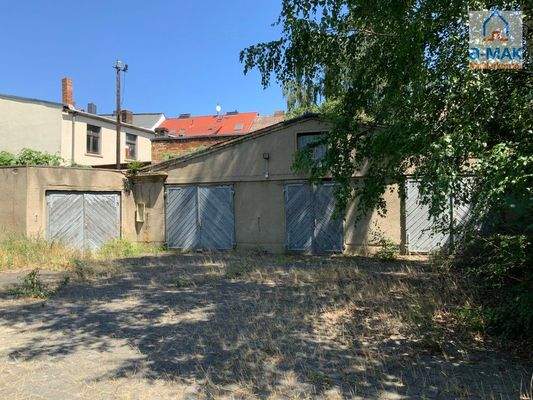 Hofbereich mit Garagen